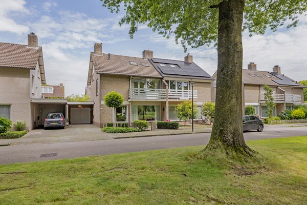 Twee onder één kap woning met vijf slaapkamers en ruim 160m² gebruiksoppervlakte wonen.